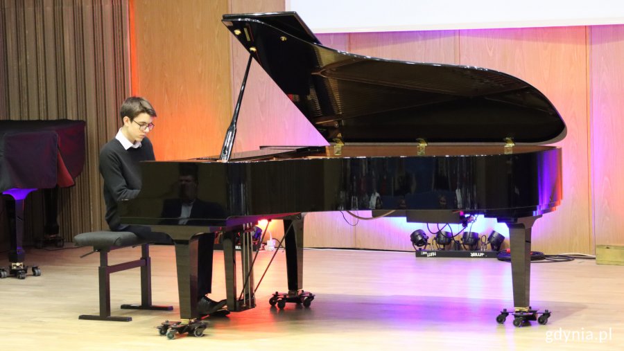 Uroczystość wręczenia akt&oacute;w mianowania w Szkole Muzycznej I i II stopnia im. Noskowskiego, na zdjęciu uczniowie podczas wykonywania utwor&oacute;w światecznych (fot. Katarzyna Balcerzak) 