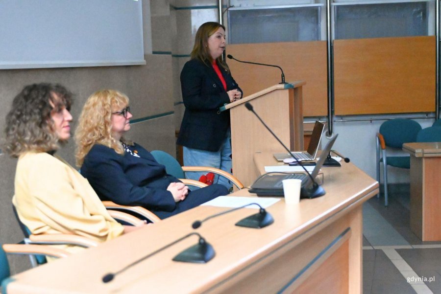  Na zdjęciu (od lewej): kierownik Biura Miejskiego Konserwatora Zabytk&oacute;w Celina Łozowska, kierownik Referatu Wsp&oacute;łpracy z Zagranicą UM Gdyni dr Joanna Leman, wiceprezydentka Gdyni Oktawia Gorzeńska (fot. Magdalena Starnawska)