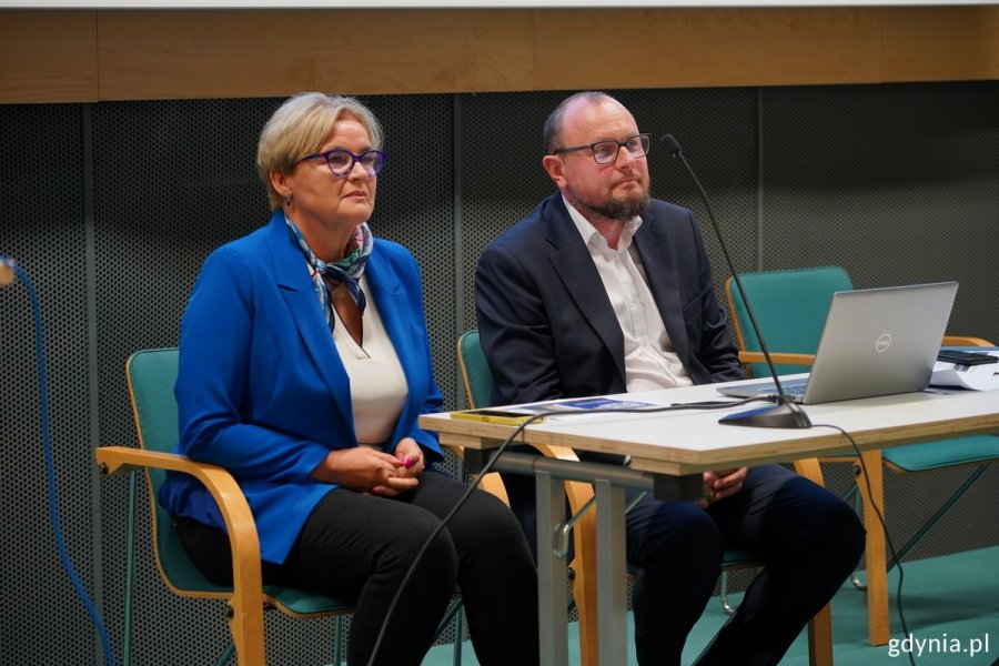 Spotkanie prowadzą Mariusz Bzdęga, dyrektor zarządzający ds. kultury i aktywności mieszkańców oraz Teresa Bysewska, radna Gdyni