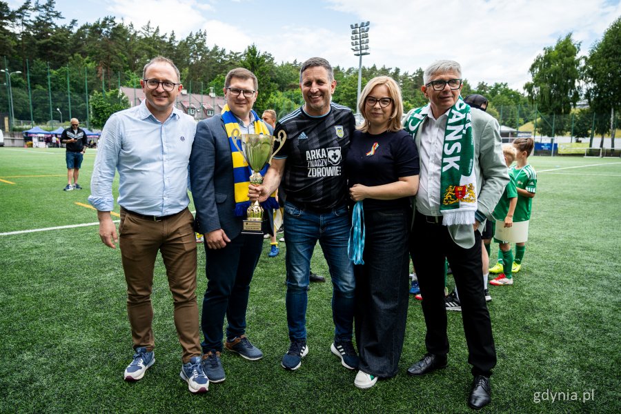 Marcin Skwierawski (z lewej) i Oktawia Gorzeńska (druga z prawej) z przedstawicielami piłkarskiej Arki Gdynia oraz Lechii Gdańsk (fot. Kamil Złoch)