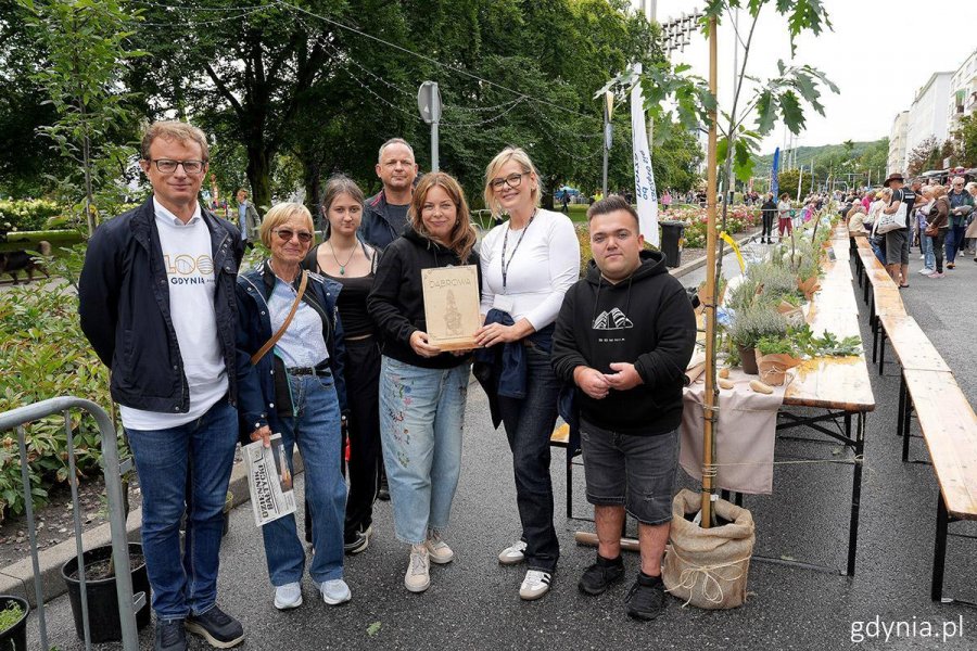 Wiceprezydentka Gdyni Oktawia Gorzeńska i radni dzielnicy Dąbrowa (fot. Mirosław Pieślak)
