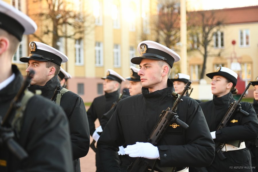 Studenci Akademii Marynarki Wojennej w mundurach marynarskich i z karabinami w rękach stoją podczas uroczystego apelu.