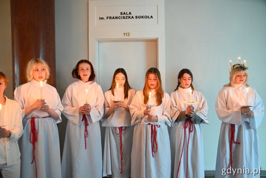 Uczniowie śpiewają szwedzkie pieśni// fot. Karolina Szypelt
