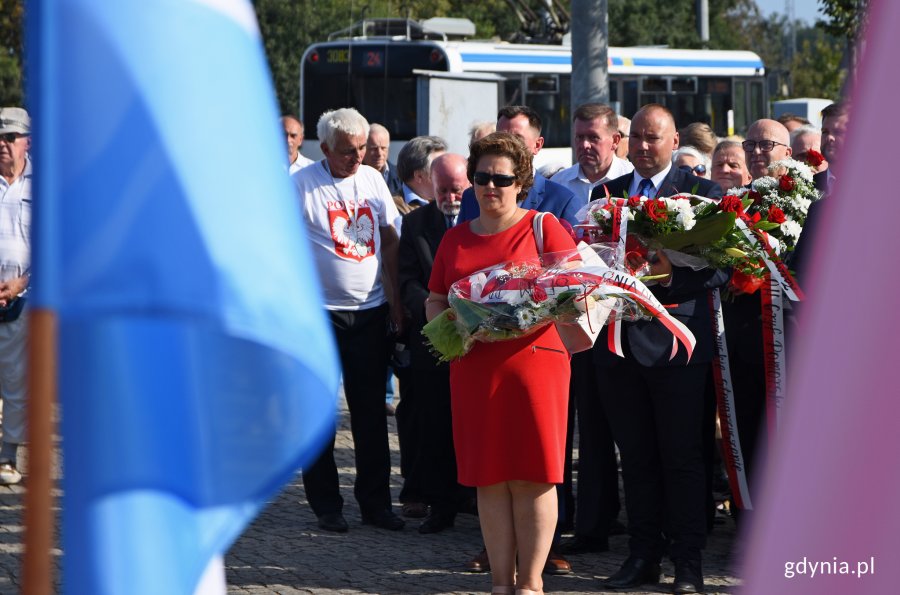 Symboliczne złożenie kwiatów pod pomnikiem Ofiar Grudnia '70, fot. Kamil Złoch