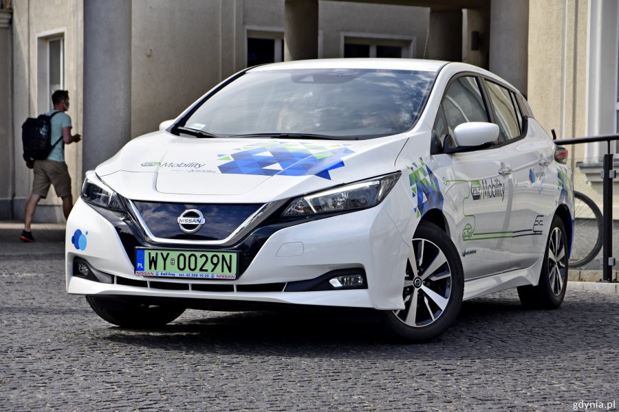 Elektryczne samochody Nissan Leaf dostępne są do wypożyczenia przy dworcu Gdynia Główna // fot. Paweł Kukla
