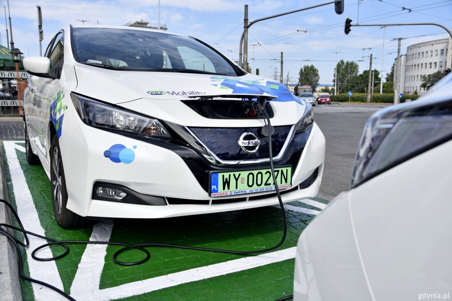 Elektryczne samochody Nissan Leaf dostępne są do wypożyczenia przy dworcu Gdynia Główna // fot. Paweł Kukla