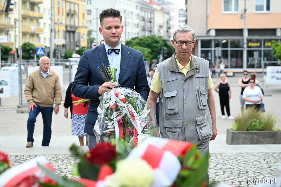 Składanie kwiatów pod pomnikiem