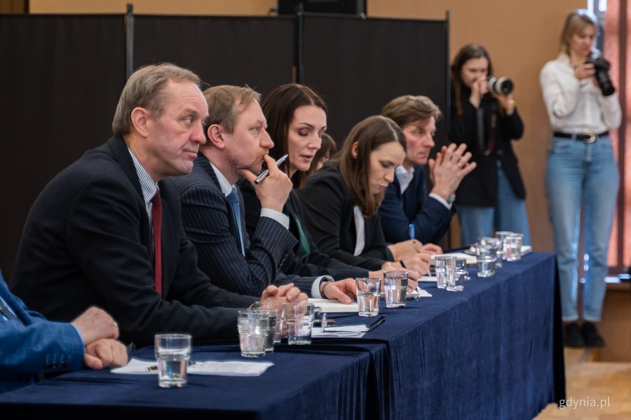 Wyjazdowe posiedzenie Pomorskiego Zespołu Parlamentarnego i wojew&oacute;dzkiego zespołu z samorządowcami i przedsiębiorcami w Wejherowie. Na zdjęciu od lewej m.in. marszałek wojew&oacute;dztwa pomorskiego Mieczysław Struk, sekretarz stanu w Ministerstwie Energii Wojciech Wrochna, wojewoda pomorska Beata Rutkiewicz (fot. Kamil Złoch)