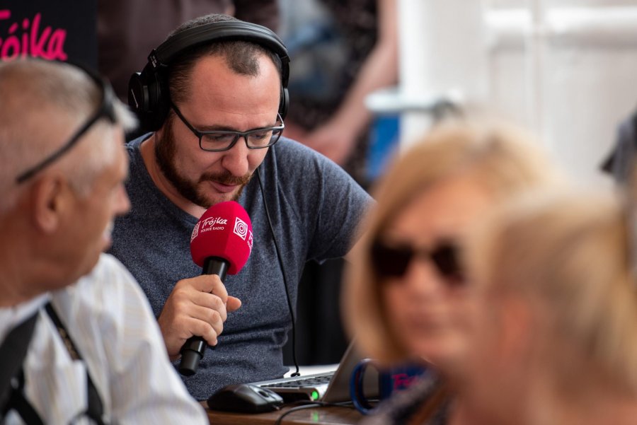 Plenerowe studia Polskiego Radia nadają z Gdyni przed „Lato z Radiem Festiwal”, fot. Dawid Linkowski