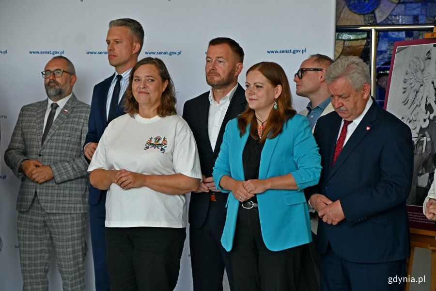 Senatorowie wraz z prezydent Gdyni Aleksandrą Kosiorek podczas konferencji prasowej przed wyjazdowym posiedzeniem komisji senackich w Teatrze Muzycznym