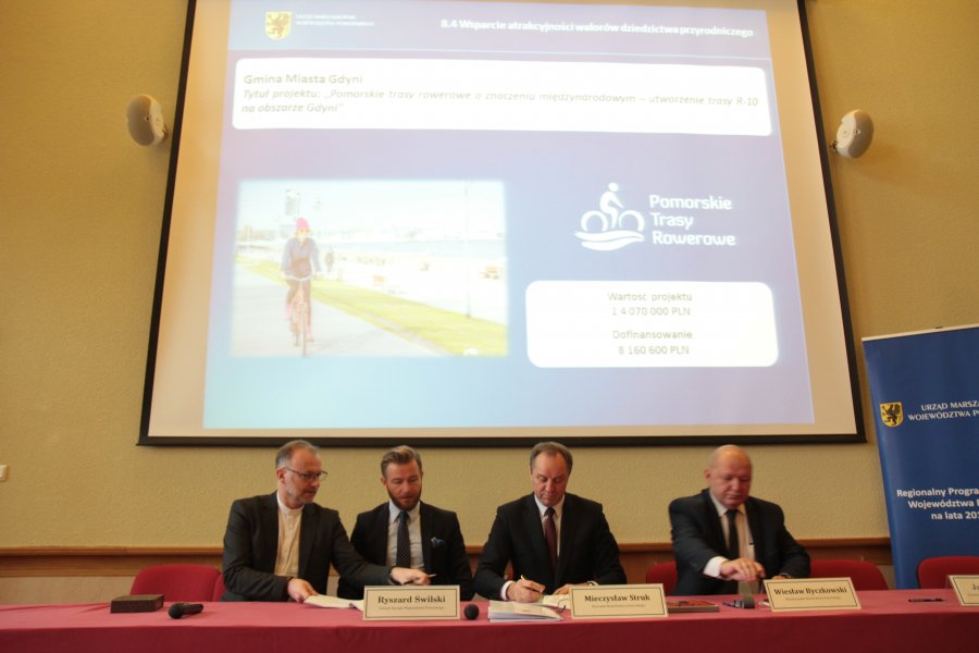 Podpisanie umowy o dofinansowanie projektu "Pomorskie trasy rowerowe o znaczeniu międzynarodowym - utworzenie trasy R-10" // fot. pomorskie.eu