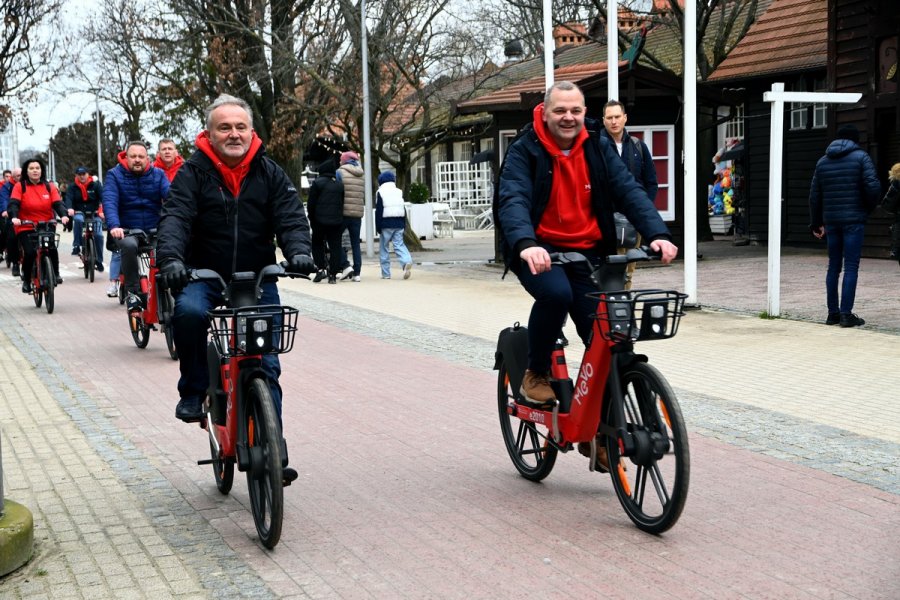 Samorządowcy z Gdyni podczas przejazdu przez Sopot. W pierwszym rzędzie: prezydent Wojciech Szczurek i Jakub Furkal - radny Gdyni i oficer rowerowy. Z tyłu (od lewej): radna Anna Myszka, wiceprezydent Marek Łucyk i Michał Felon - dyrektor ZDiZ w Gdyni 