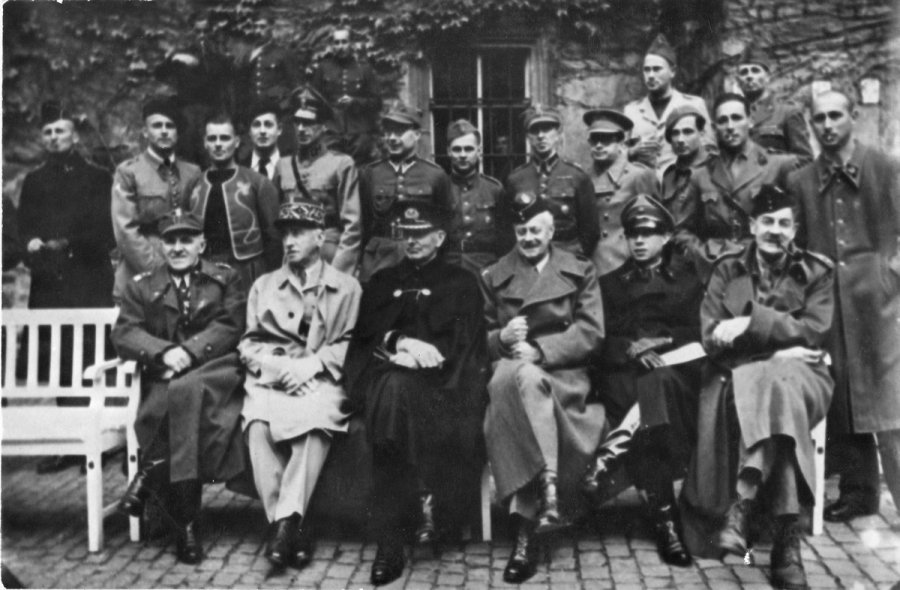 Kontradm.Józef Unrug w obozie jenieckim, siedzi trzeci od lewej, fot. Muzeum Marynarki Wojennej