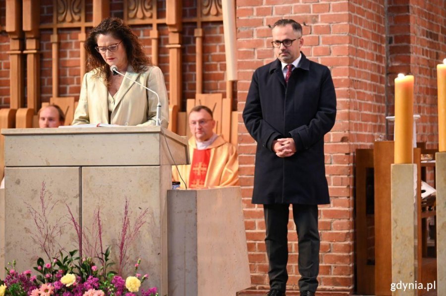 W trakcie mszy fragmenty liturgii odczytali posłanka Dorota Arciszewska-Mielewczyk i wicemarszałek Sejmu Marcin Horała