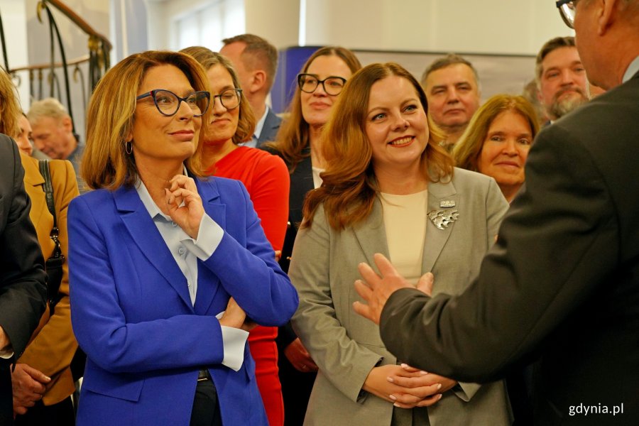 Na pierwszym planie: Małgorzata Kidawa-Błońska &ndash; marszałek Senatu i prezydent Gdyni Aleksandra Kosiorek podczas zwiedzania wystawy &bdquo;Gdynia x 10&rdquo; 