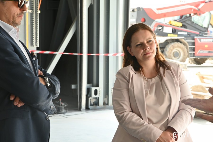 Prezydent Gdyni Aleksandra Kosiorek z wizytą w Stoczni Wojennej. Na zdj. od lewej:  Paweł Lulewicz, prezes PGZ Stoczni Wojennej, Aleksandra Kosiorek, prezydent Gdyni  (fot. Magdalena Śliżewska)