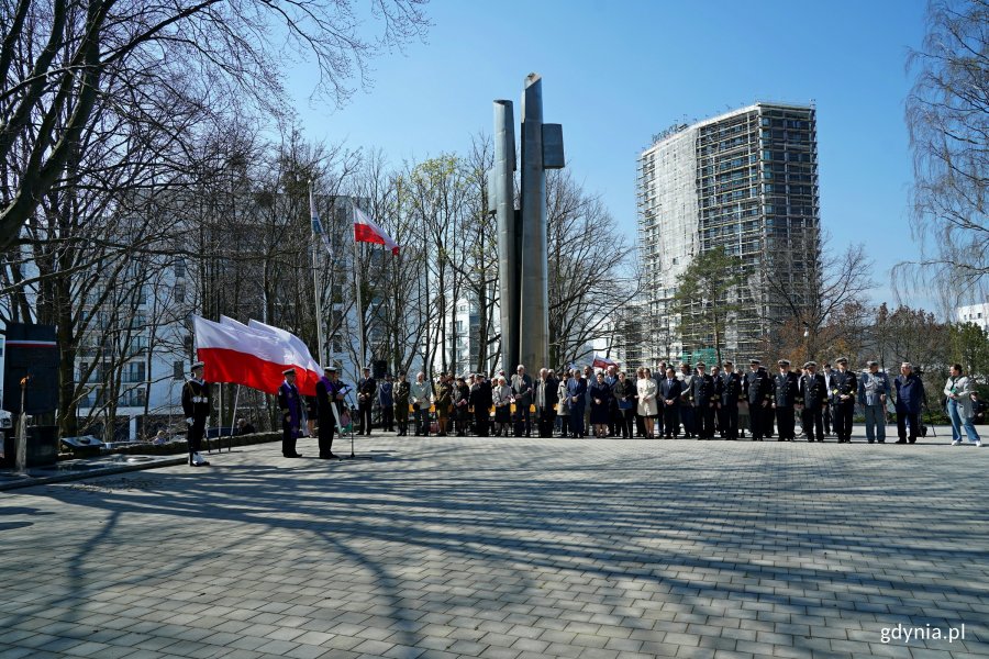 Uczestnicy uroczystości z okazji Dnia Pamięci Ofiar Zbrodni Katyńskiej zebrani na Cmentarzu Wojennym w Redłowie 