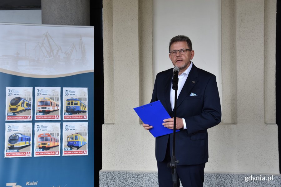 Maciej Lignowski, prezes zarządu PKP SKM w Trójmieście podczas otwarcia wystawy fotografii z okazji 70-lecia Kolei Aglomeracyjnej w Trójmieście oraz 20-lecia spółki PKP SKM // fot. Magdalena Czernek