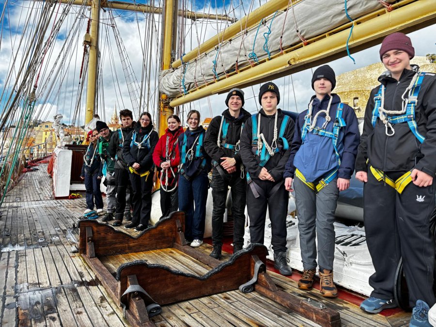  Gdyńscy uczniowie podczas rejsu na STS &bdquo;Pogoria&rdquo;