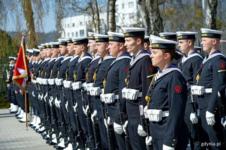 Żołnierze z Kompanii Reprezentacyjnej Marynarki Wojennej stojący w dwuszeregu podczas uroczystości z okazji Dnia Pamięci Ofiar Zbrodni Katyńskiej  