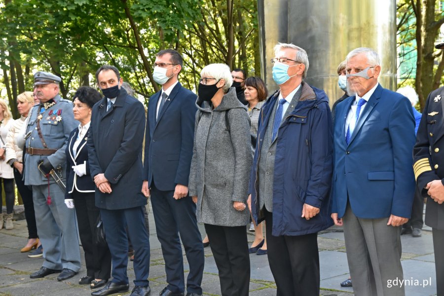 W uroczystości 80. rocznicy zbrodni katyńskiej wzięli udział (od lewej): radny Lechosław Dzierżak, przewodnicząca Rady Miasta Gdyni Joanna Zielińska oraz radni Zenon Roda i Krzysztof Chachulski // fot. Magdalena Czernek