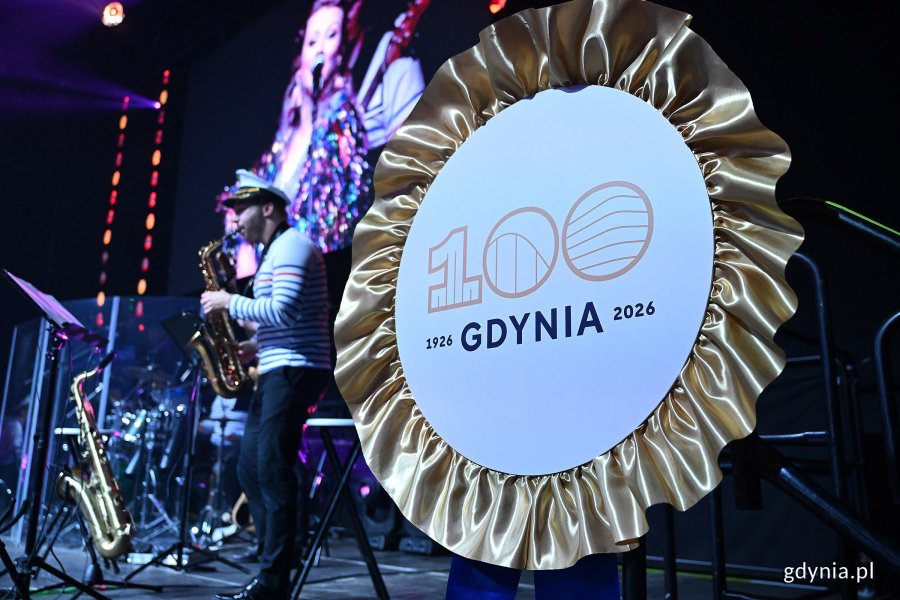 Napis na scenie: 100 Gdynia