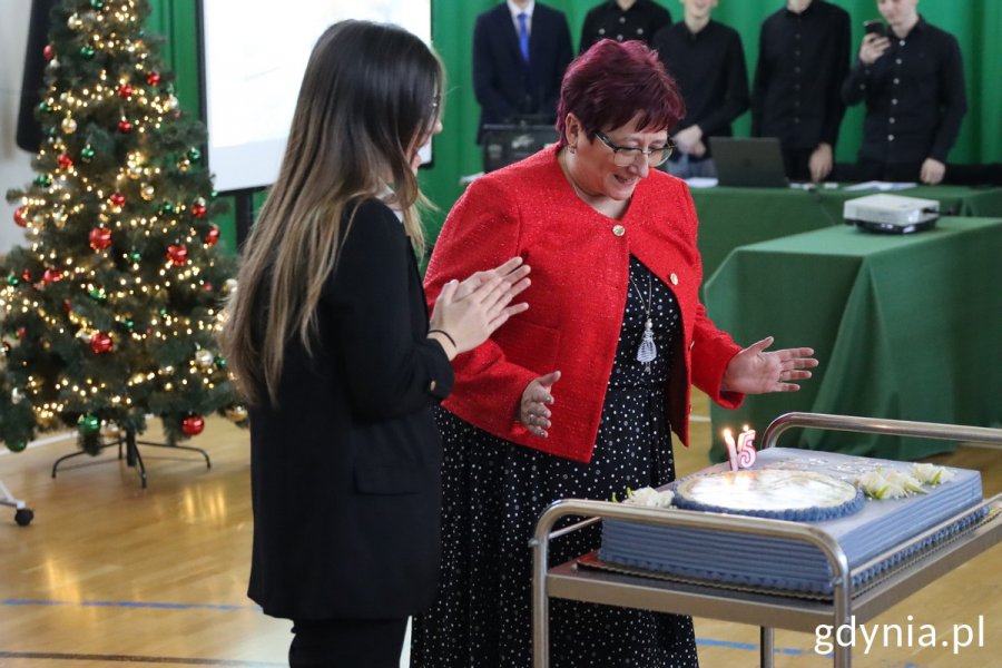 Dyrektor Doroty Dunst kroi tort
