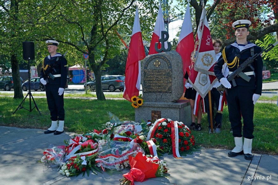 Posterunek honorowy przy pomniku Armii Krajowej podczas uroczystości upamiętniających 81. rocznicę wybuchu powstania warszawskiego