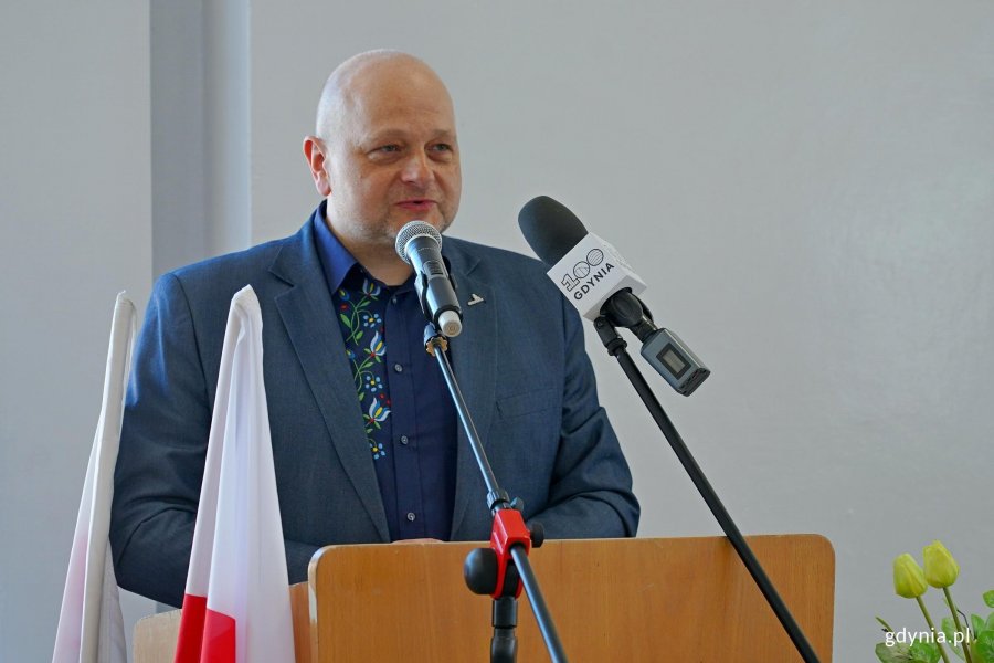 Andrzej Busler, wiceprezes gdyńskiego oddziału Zrzeszenia Kaszubsko-Pomorskiego, przemawiający podczas spotkania