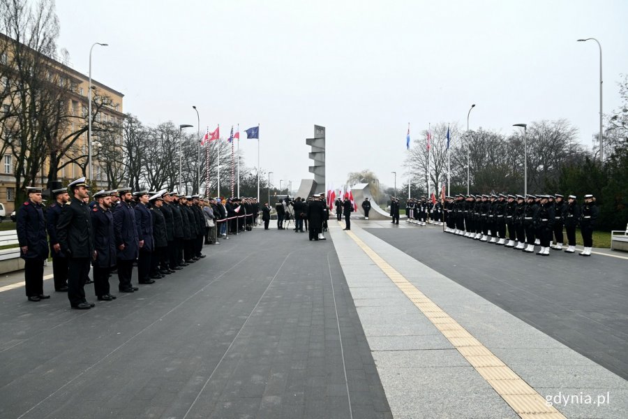 Żołnierze i uczestnicy uroczystości z okazji 25. rocznicy wstąpienia Polski do NATO zgromadzeni przed pomnikiem Polski Morskiej