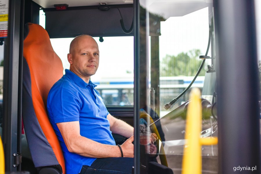 Pan Tomasz Myk na co dzień pracuje w PKA Gdyni i prowadzi jeden z gdyńskich autobusów, fot. Kamil Złoch