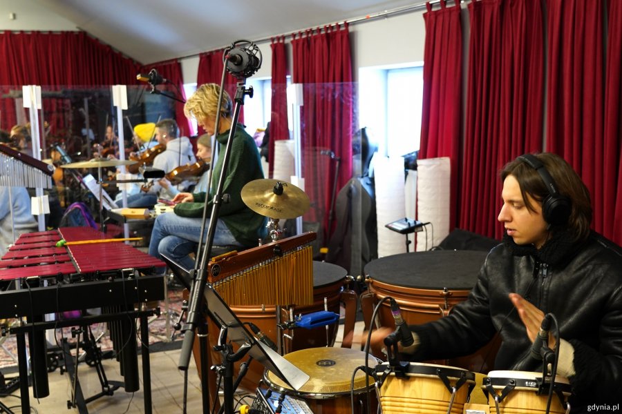 Stokłosa Collective Orchestra pod batutą Jana Stokłosy na pr&oacute;bie do koncertu na stulecie Gdyni