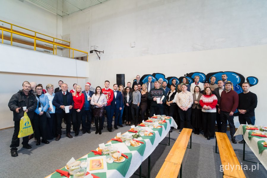 Wsp&oacute;lne zdjęcie uczestnik&oacute;w tradycyjnej wigilii dla samotnych i potrzebujących