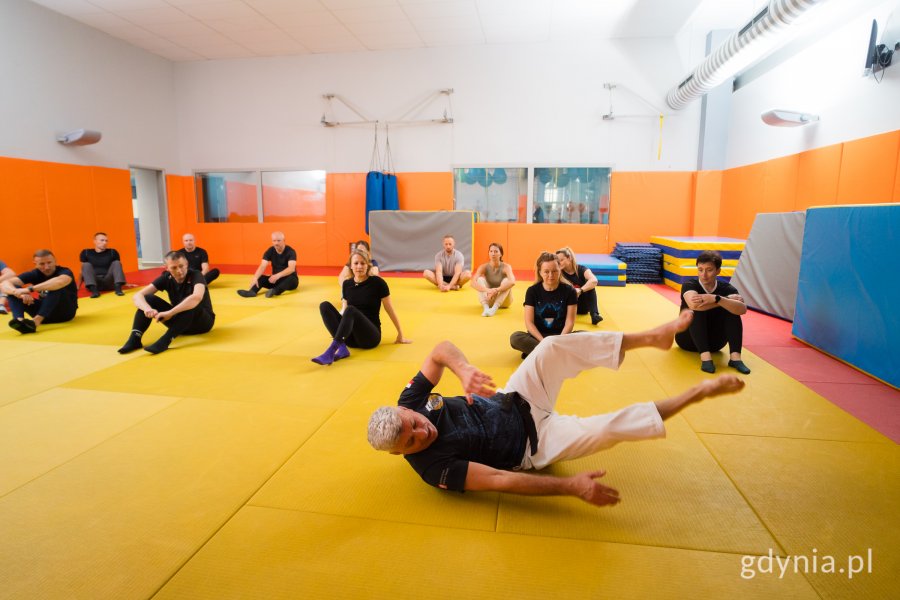 Trening bezpiecznego upadania podczas akcji „Trenuj z wojskiem” na Akademii Marynarki Wojennej