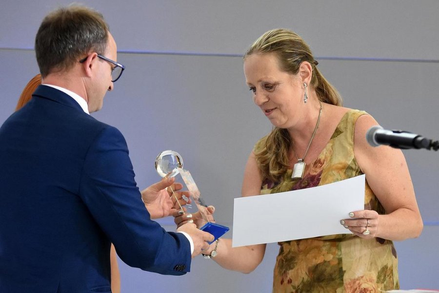 Nagrodę im. Macieja Płażyńskiego w kategorii dziennikarz medium polonijnego odbiera Małgorzata Bonikowska, dziennikarka z Kanady // fot. Michał Puszczewicz