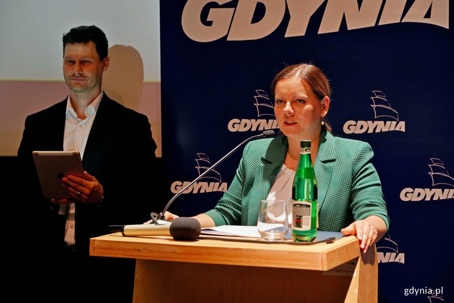 Prezydent Gdyni Aleksandra Kosiorek przemawiająca podczas finału konkursu „Kurs na Biznes”