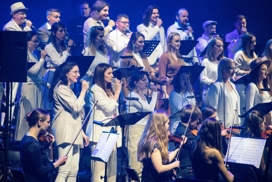 Orkiestra Kameralna Progress oraz chór „Music Everywhere” podczas koncertu „Zacznij od Bacha: największe przeboje Zbigniewa Wodeckiego w nowych aranżacjach na chór i orkiestrę”, który odbył się w ramach 26. edycji festiwalu Gdynia Classica Nova // fot. Anna Rezulak