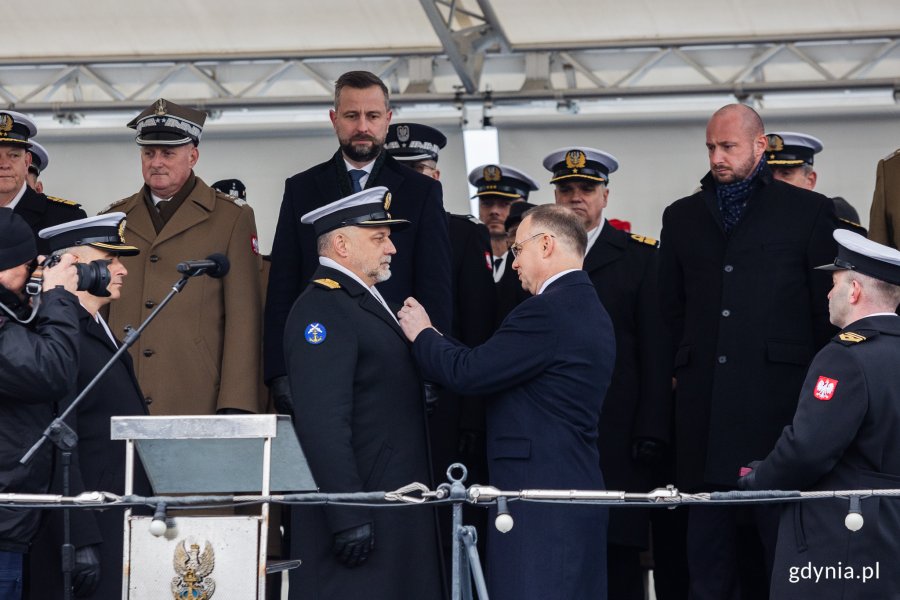 Prezydent RP Andrzej Duda wręczający odznaczenia podczas uroczystości z okazji 106. rocznicy utworzenia Marynarki Wojennej