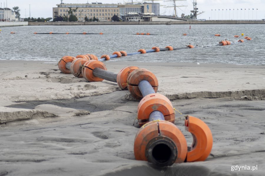 Rurociąg refulacyjny na plaży Śródmieście. W tle morze i budynek Akwarium Gdyńskiego // fot. Sławomir Okoń 