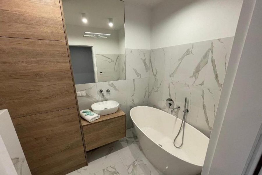 Łazienka z wanną w High Standard Apartment Gdynia