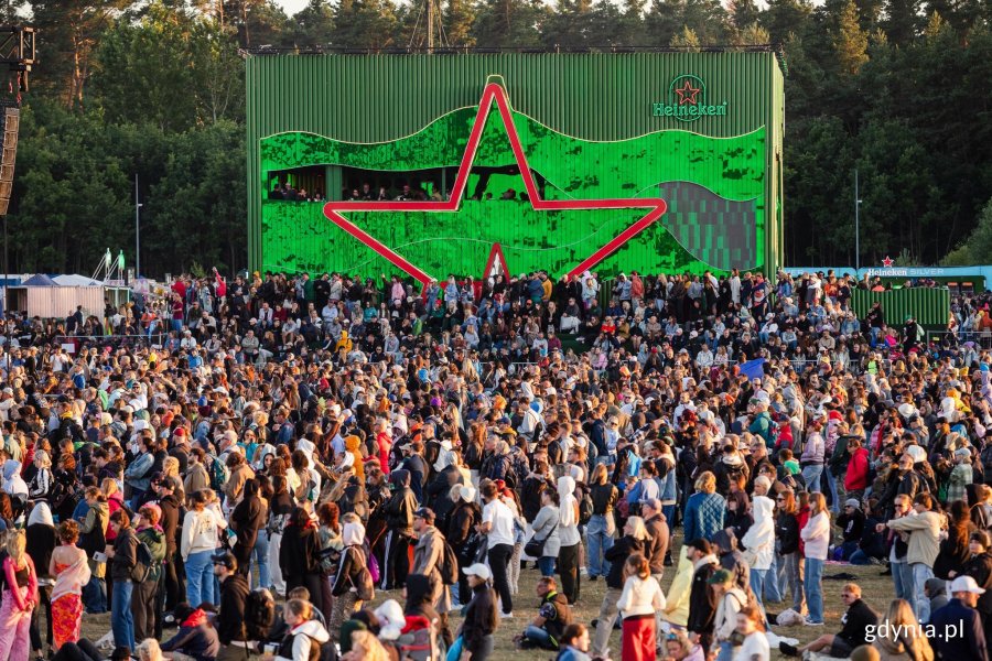 Uczestnicy Open'era na terenie miasteczka festiwalowego 