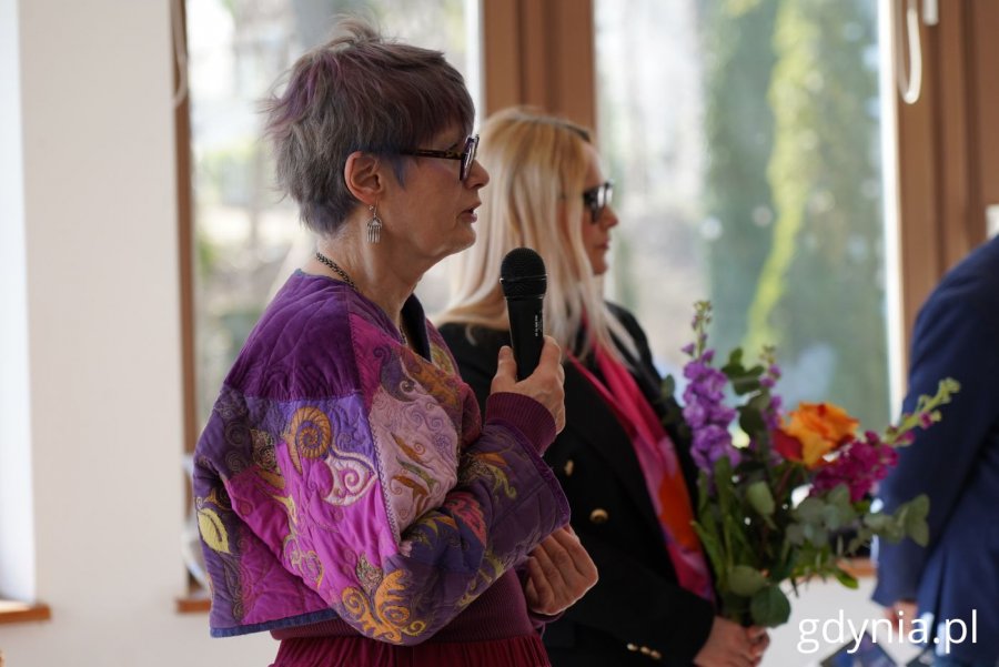 Na zdjęciu: Dorota Stec-Grochal, nauczycielka w Państwowym Liceum Sztuk Plastycznych w Gdyni oraz pomysłodawczyni i kuratorka wystawy. Prywatnie córka Mariana Steca (fot. Magdalena Starnawska)