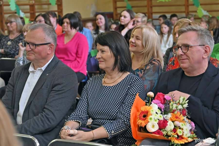 Uczestnicy uroczystości z okazji 65-lecia Szkoły Podstawowej nr 26 w Gdyni