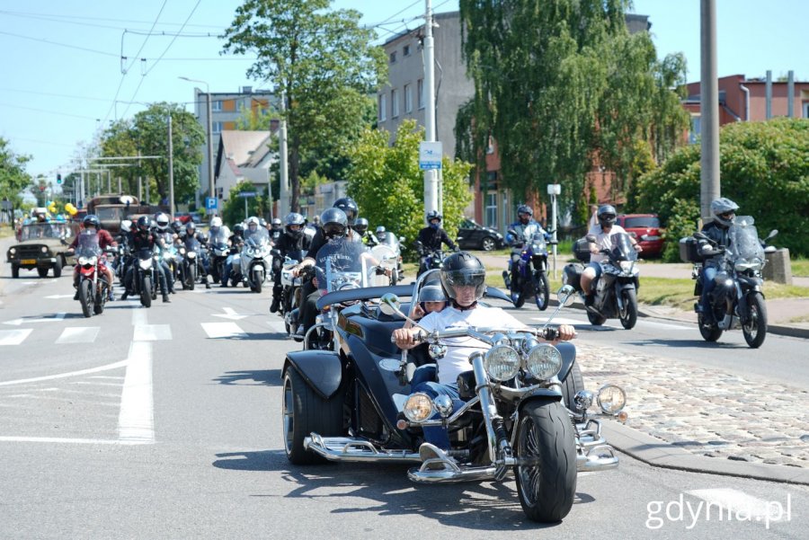 Przejazd zabytkowych samochodów i motocykli (fot. Magdalena Starnawska)