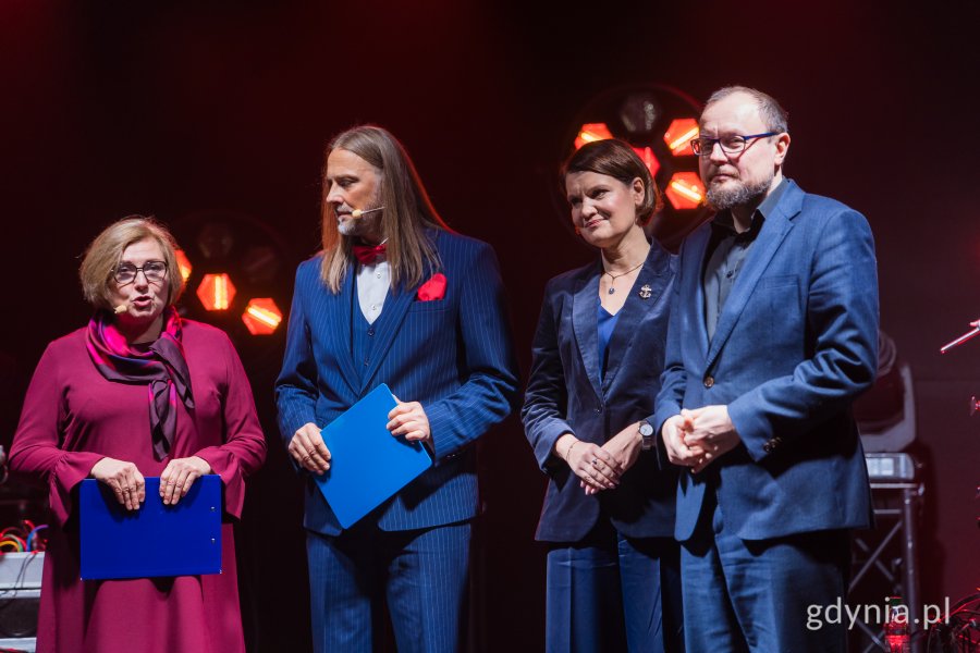 Gala finałowa X edycji Przeglądu Teatrów Amatorskich „Kurtyna” w gdyńskim Małym Kacku. Na zdjęciu m.in. Mariusz Bzdęga, Katarzyna Gruszecka-Spychała i przedstawciele stowarzyszenia KACK (fot. Paweł Budziński)