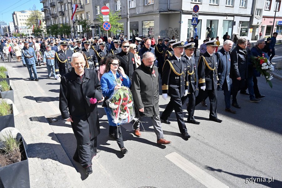 W pierwszym rzędzie od lewej: ks. Edmund Skalski - proboszcz parafii Najświętszej Maryi Panny Królowej Polski, Dorota Arciszewska-Mielewczyk - prezes Polskich Linii Oceanicznych, Wojciech Szczurek - prezydent Gdyni, przedstawiciele Marynarki Wojennej, senator Sławomir Rybicki, poseł Tadeusz Aziewicz oraz radni Ireneusz Bekisz i Zenon Roda podczas przemarszu ul. Świętojańską z okazji Narodowego Święta Konstytucji 3 Maja. W drugim rzędzie widać radną Elżbietę Raczyńską i Jakuba Ubycha - wiceprzewodniczącego Rady Miasta Gdyni // fot. Michał Puszczewicz
