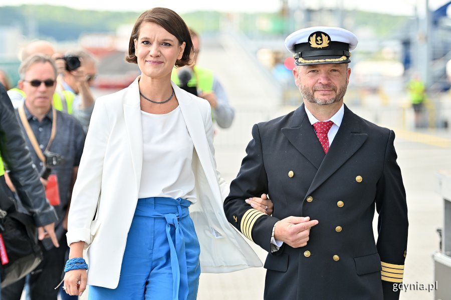 Matka chrzestna promu - wiceprezydent Gdyni Katarzyna Gruszecka-Spychała oraz kpt. ż. w. Wojciech Jurgas - kapitan promu "Stena Estelle" podczas ceremonii nadania nazwy nowej jednostce // fot. Michał Puszczewicz