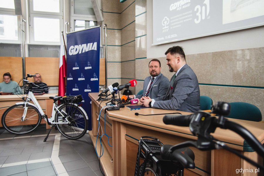 Podpisanie umowy między miastem Gdynia i Wojewódzkim Funduszem Ochrony Środowiska i Gospodarki Wodnej w Gdańsku na dotacje na zakup rowerów elektrycznych, fot. Kamil Złoch