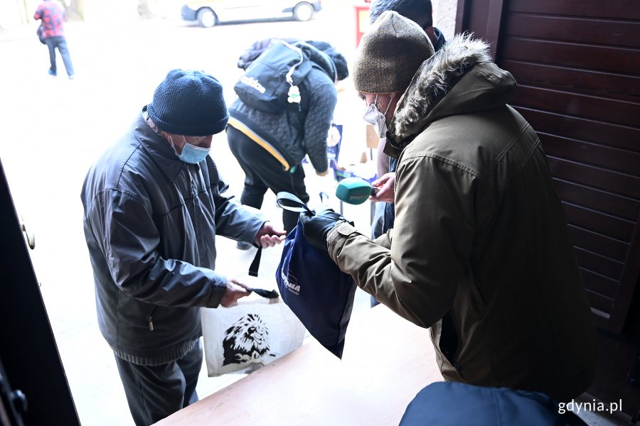 Osoby samotne i potrzebujące otrzymały paczki z tradycyjnymi wielkanocnymi produktami. Ok. 60 osób odebrało je w niedziele przy kościele oo. franciszkanów // fot. Michał Puszczewicz