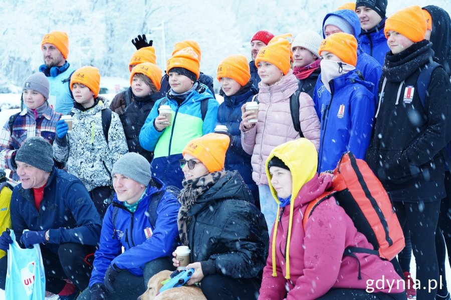 Uczestnicy wydarzenia pozują do zdjęcia na molo w Orłowie